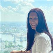 Nativa italiana, graduada en Filosofía y un máster en Filosofía, actualmente cursando un máster en Profesorado de ESO-Bachillerato