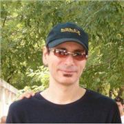 Graduado en guitarra. Doy clases de iniciación y profesional.