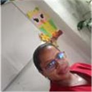 Profesora de maternidad imparte clases a niños