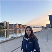 Profesora titulada en medicina, he estudiado la carrera en el extranjero, lo que me ha permitido dominar el inglés.