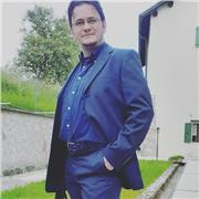 docente di informatica impartisce lezioni