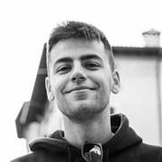 Studente universitario offre aiuto nei compiti e nello studio delle varie materie