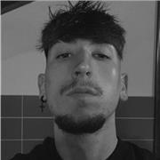 Joven quien imparte clases presenciales a primaria, educación secundaria obligatoria y bachillerato. Especializado en Historia