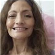 Profesora de español da clases a adultos y niños