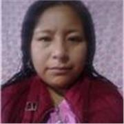 Profesora imparte clases de español a niños de preescolar y primaria