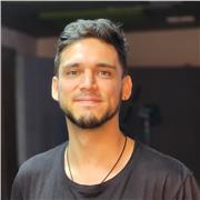 Si quieres aprender lenguaje musical, o empezar a explorar diferentes instrumentos cómo saxofón, bajo o piano.
O tienes interés en aprender audiovisual, edición de video, o captura de sonido.
Éste es el lugar indicado