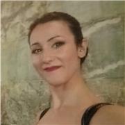 Profesora de pilates titulada con más de 5 de experiencia impartiendo clases colectivas e individuales.