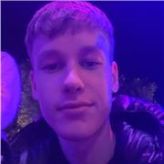 Studente liceale in provincia di Roma, ottima conoscenza della lingua inglese pura e anche i suoi dialetti