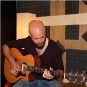 Docente di Chitarra laureato in conservatorio impartisce lezioni per tutte le esigenze di chitarra classica e moderna