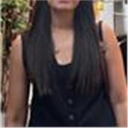 Profesora de Inglés imparte clases a adultos y niños