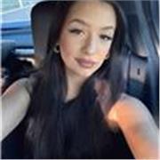 Estudiante de universidad a la que se le dan muy bien los estudios,  con ganas de enseñar a otros niños a estudiar.