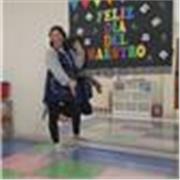 Profesora en educacion especial imparte apoyo educativo a niños con dificultades en el aprendizaje