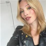Artiste, je donne des cours de maquillages à celles et ceux qui souhaite développer leur techniques et être plus à l’aise