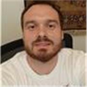 Insegnante di italiano (diploma di liceo classico e laurea in giurisprudenza) a distanza.