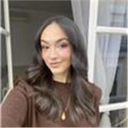 Profesora estudiante de enfermería imparte clases de química