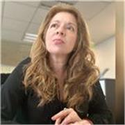 Ingeniera ayuda a niños de habla inglesa en español y a niños de habla Hispana en matemáticas