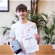 Studente universitario impartisce lezioni di matematica e fisica per alunni delle superiori
