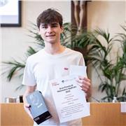 Studente universitario impartisce lezioni di matematica e fisica per alunni delle superiori