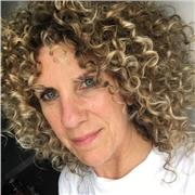 I give art/drawing lessons for beginners and intermediate