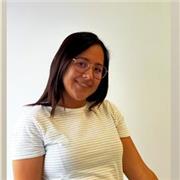 Chica graduada en bachillerato de ciencias de la salud ofrece clases a niños pequeños de matemáticas