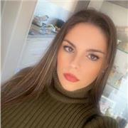 Sono di Cagliari ma vivo a Capoterra, ho pazienza e sono brava nelle materie come spagnolo, italiano, matematica e altro