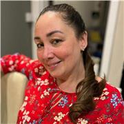 I am dynamic, enthusiastic, focused, and my classes are aimed at all types of audiences who are interested in learning Portuguese!