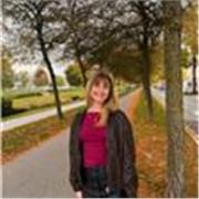 Profesora de inglés orientada al desarrollo comunicativo de adolescentes y adultos, combinando más de 6 años de experiencia.