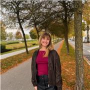 Profesora de inglés orientada al desarrollo comunicativo de adolescentes y adultos, combinando más de 6 años de experiencia.