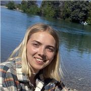 Estudiante de medicina, imparte clases de biología a todas las edades