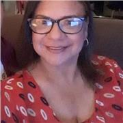 Profesora de español imparte clases a niños y adultos que deseen hablar el idioma y escribirlo correctamente