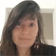 Profesora de Primaria que imparte clases a niños de Primaria