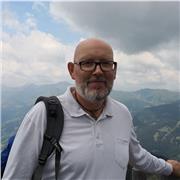 Ich bin Thomas, 56 Jahre und habe eine Ausbildugn im Bereich IT (Web-Entwicklung) und bin Coach und Trainer für Grundkompetenzen wie z.B. Mathematik aber auch Kommunkation und Medienkompetenz