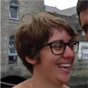 Enseignante certifiée, donne confiance aux ados pour qu'ils gagnent en compétences en physique, chimie et maths.