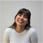 Profesora de psicología que imparte clases a personas de todas las edades