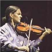 Violinista clásica y flamenca. Directora de la Orquesta Flamenca. Violinista en la compañía de la bailaora María Pagés.