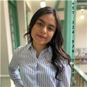 Profesora de piano y guitarra y de otros instrumentos como el ukelele y el bajo