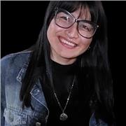 Estudiante avanzada en ciencias de la educación imparte clases online