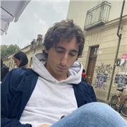 Studente universitario impartisce lezioni di storia, filosofia, geografia a studenti delle scuole medie e superiori