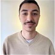 Chico joven enseña inglés de forma dinámica y entretenida