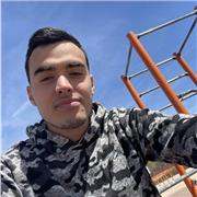 Profesor de tenis que imparte clases a personas de todas las edades de nivel principiante o intermedio