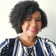 Profesora imparte clases a niños de pre escolar y primaria