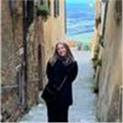 Sono una ragazza di 20 anni diplomata al liceo scientifico con potenziamento di inglese che ora sta studiando all'Università