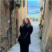 Sono una ragazza di 20 anni diplomata al liceo scientifico con potenziamento di inglese che ora sta studiando all'Università