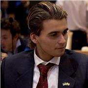 Joven con experiencia dirigido a niños de entre 12 a 18