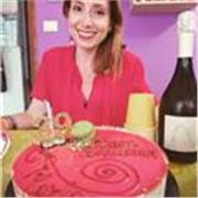 Laureata in Turismo e mediazione linguistica, con due master a seguito e svariate esperienze nell'insegnamento, offre lezioni