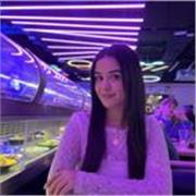 Me he criado rodeada de niños y me encantan. Me gusta mucho enseñarles, creo que puedo ser muy útil con ellos hasta los 14 años