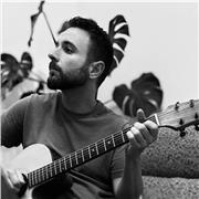 Profesor de guitarra moderna para principiantes