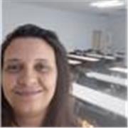 Profesora titulada imparte clases a niños de piano, con metodologias creativas