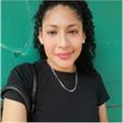profesora de español imparte clases para pesonas adultas
