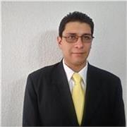 profesor imparte clases a joves de secundaria hasta universidad